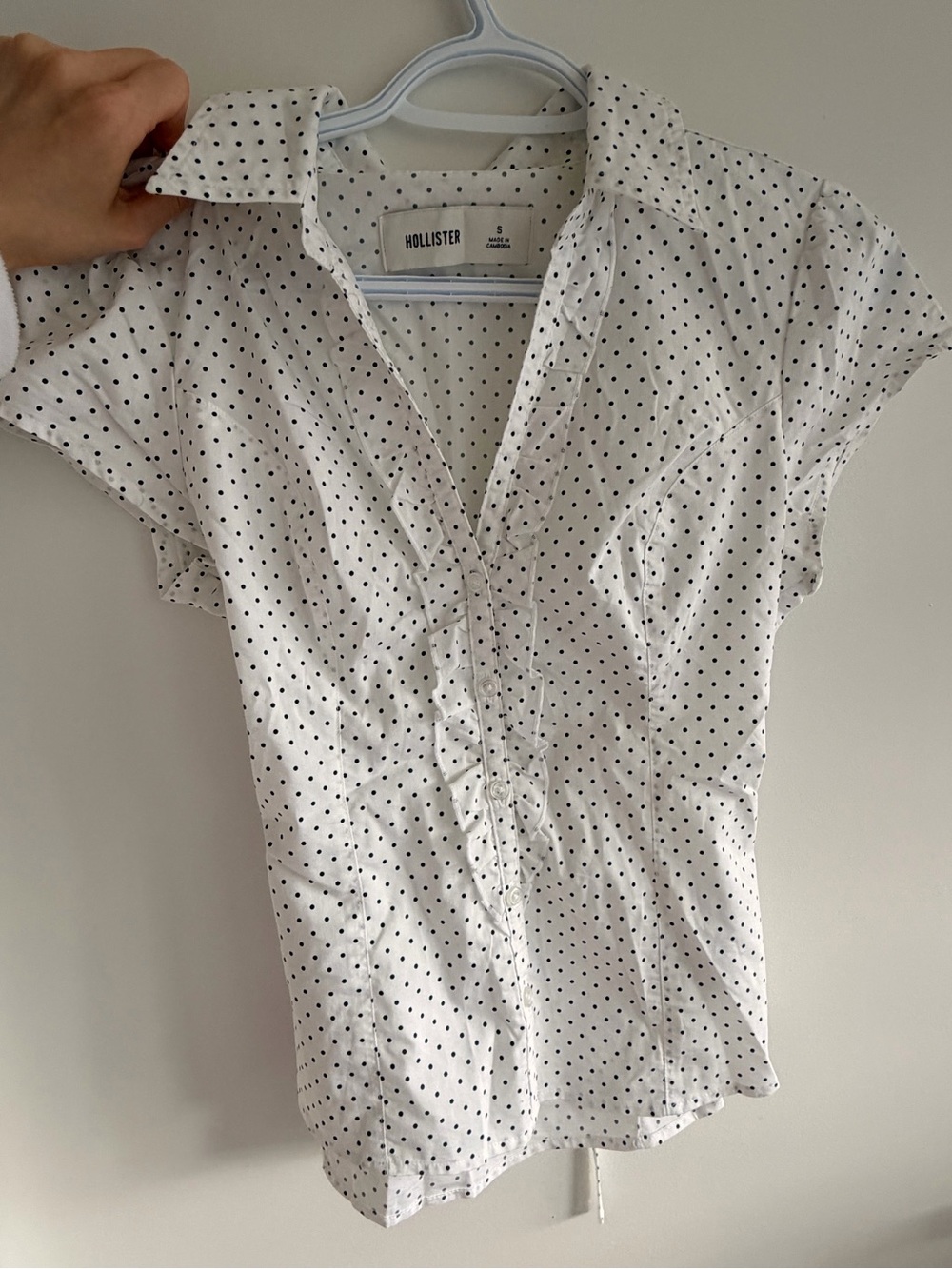 Hollister White Short-Sleeve Button-Down Shirt with Black Polka Dots